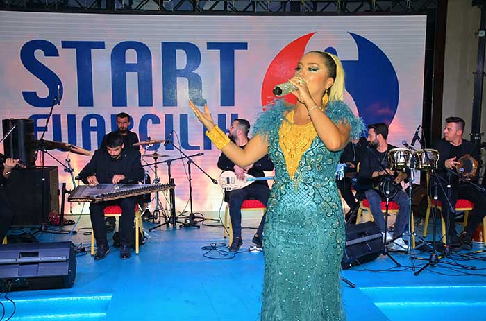 Sahnede Mücevher Şov! Fiyatı Dudak Uçuklattı