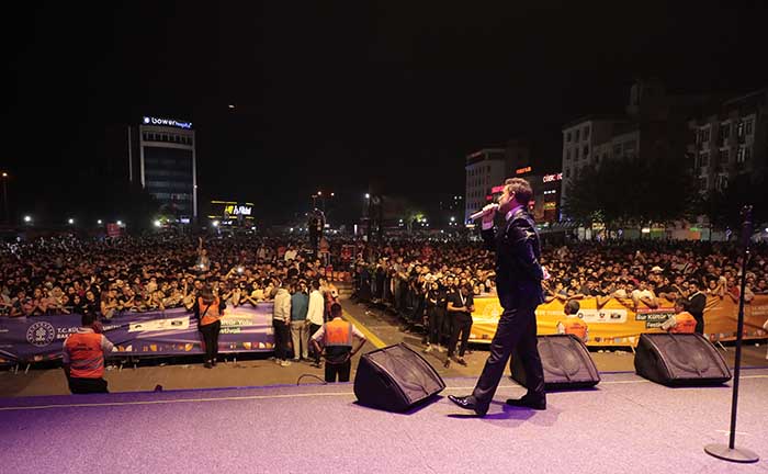 İzzet Yıldızhan Diyarbakır’da hemşehrileri için söyledi