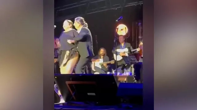 İzel korkuttu! Sahnede bir anda yere yığıldı