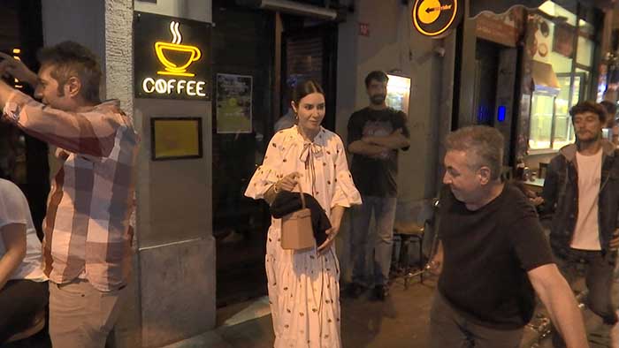 Erkek Arkadaşıyla Beyoğlu&#039;nda Görüntülendi!