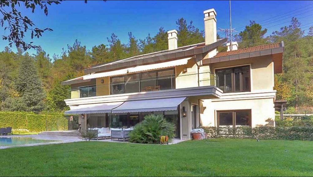 Ajda Pekkan, &#039;Deprem Fırsatçılığı&#039; Haberlerine Sitem Etti! Dava Açıyor