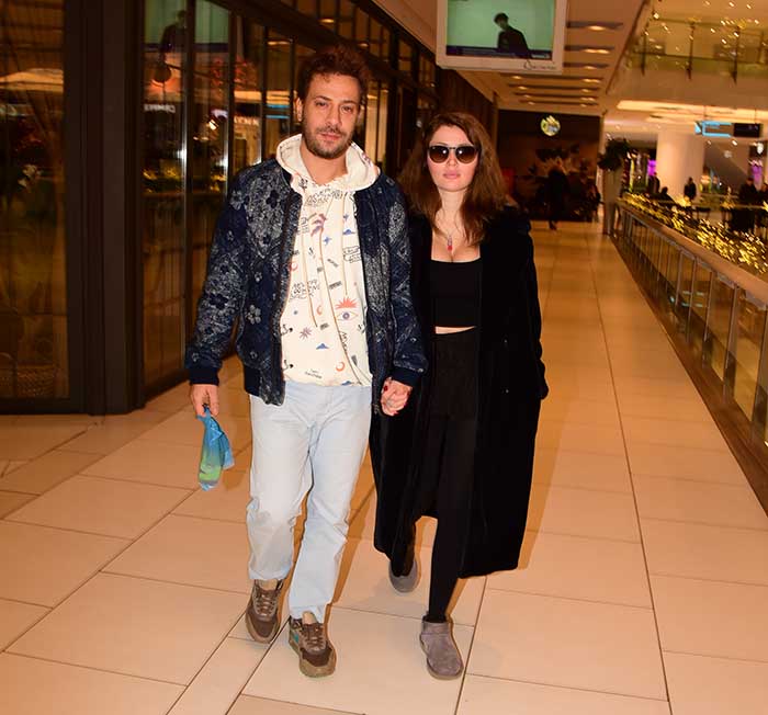 Kendisinden 17 Yaş Küçük Sevgilisiyle Görüntülendi