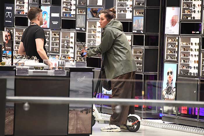 Scooter&#39;la Alışverişe Çıktı! Ekranlara Döneceğini Müjdeledi