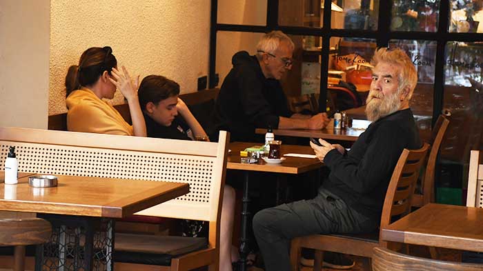 Kendisinden 46 Yaş Küçük Oyuncuyla Görüntülendi