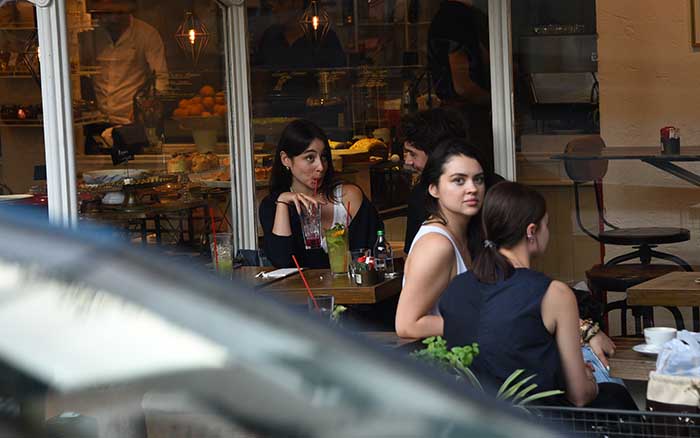 Sevgilisiyle Dudak Dudağa Görüntülendi!