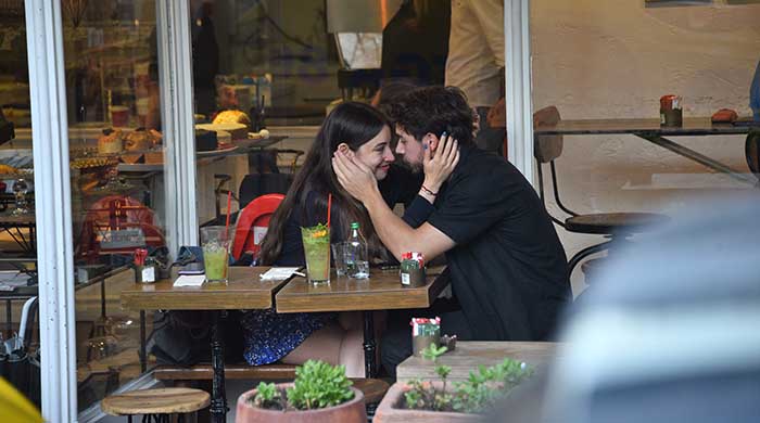 Sevgilisiyle Dudak Dudağa Görüntülendi!