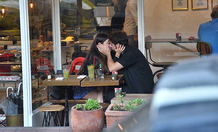 Sevgilisiyle Dudak Dudağa Görüntülendi!