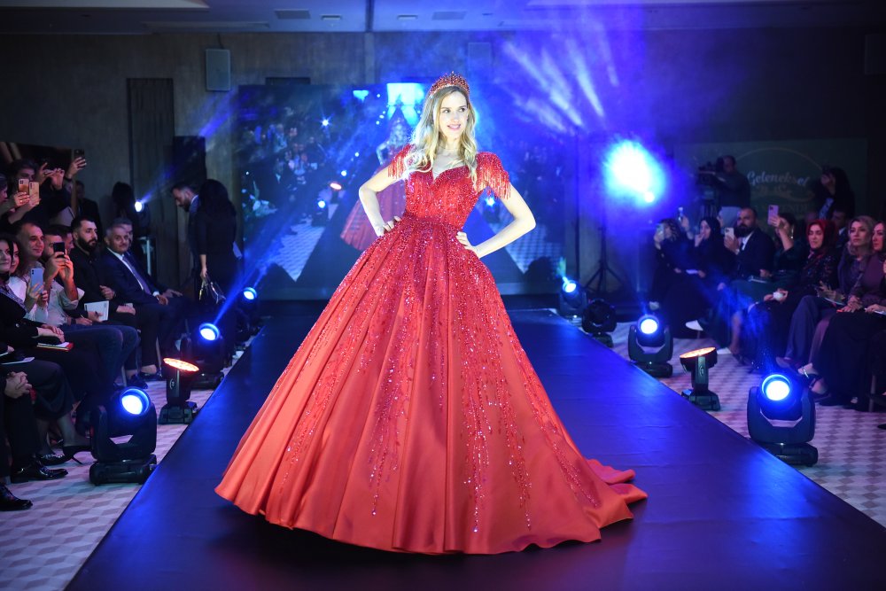 Defilede "Terörü Lanetliyoruz" pankartı açıldı