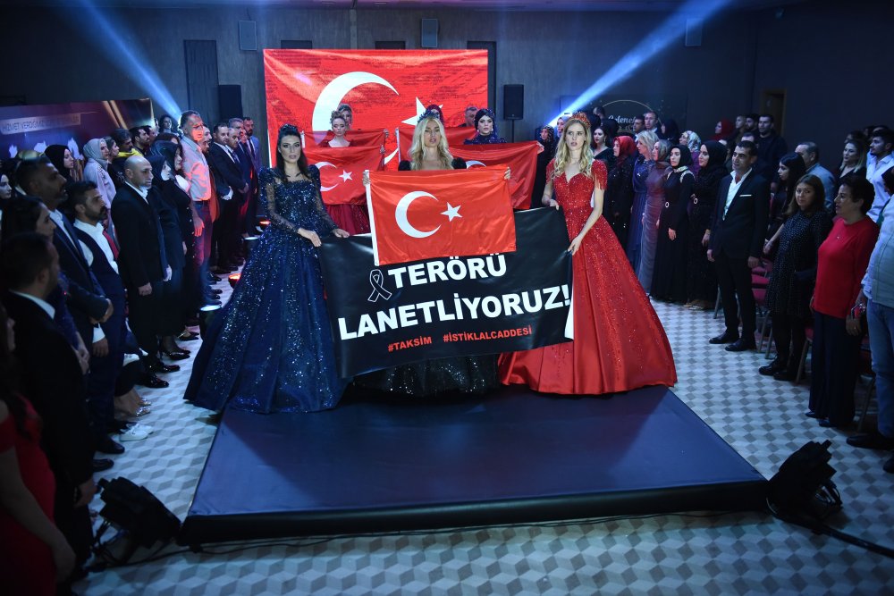 Defilede "Terörü Lanetliyoruz" pankartı açıldı