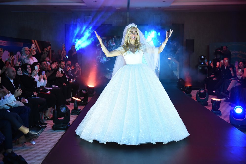 Defilede "Terörü Lanetliyoruz" pankartı açıldı