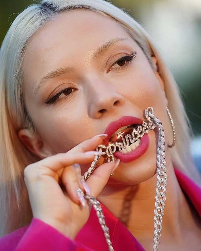 Ece Seçkin&#039;e Büyük Jest! Lüks Hediyesini Paylaştı