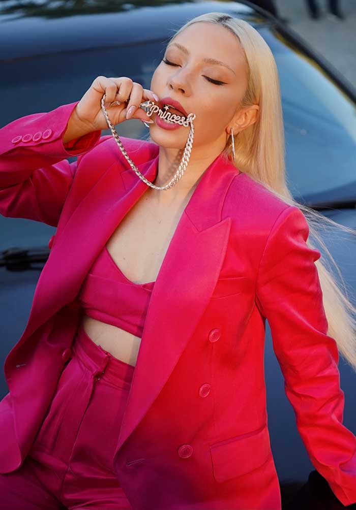 Ece Seçkin&#039;e Büyük Jest! Lüks Hediyesini Paylaştı