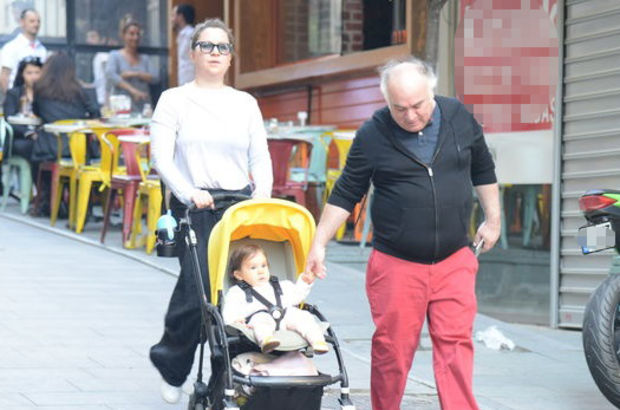 İhanet Yüzünden Boşanmıştı... Genç Sevgilisiyle Dudak Dudağa!