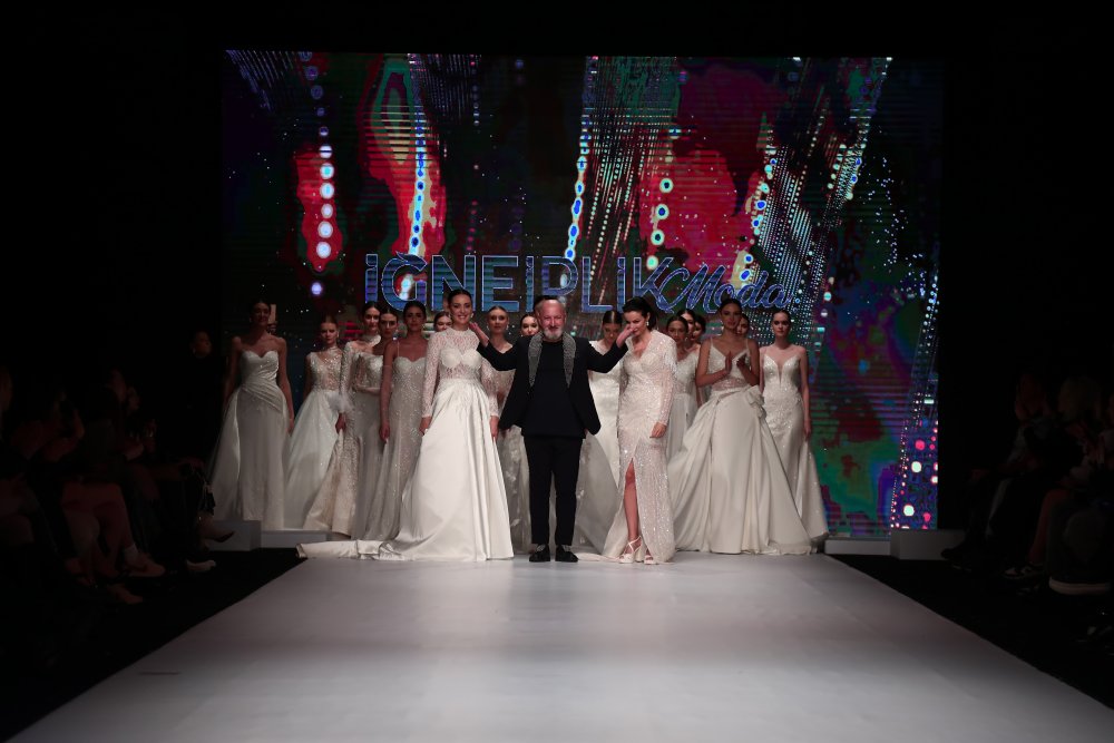 Damatlıkları Bayan Modeller Tanıttı