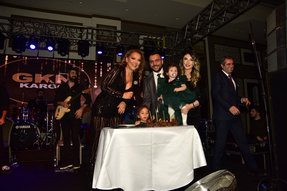 Demet Akalın: Sahnede Derli Toplu Giyinirsek Güzel Olur