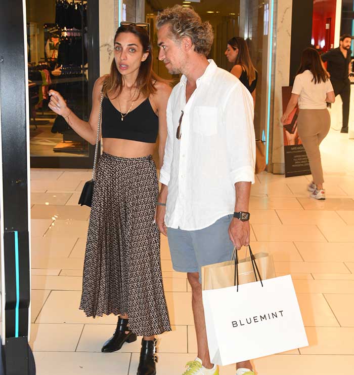 Sevgilisiyle İlk Kez El Ele Görüntülendi