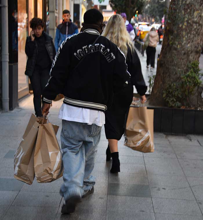 Erkek Arkadaşıyla Görüntülendi! Aşk Açıklaması...