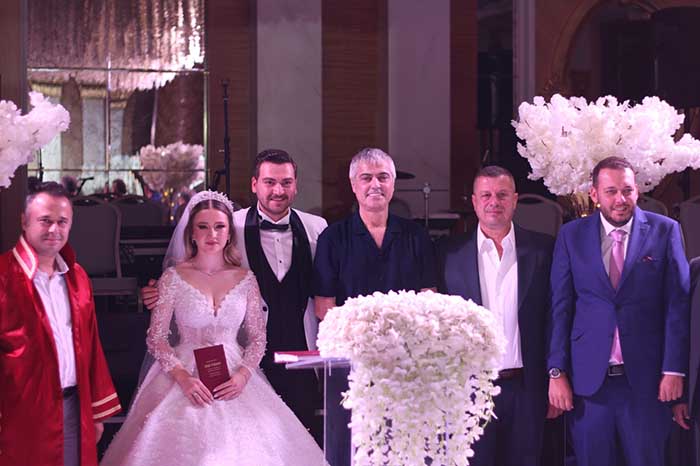 Ünlü Şarkıcı Evlendi! Şahitliğini Cengiz Kurtoğlu Yaptı