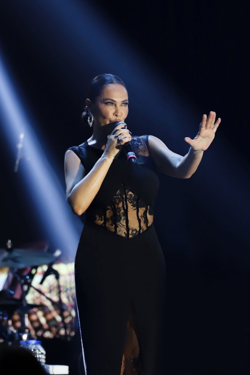 Hülya Avşar Anlatma şarkısı için soyundu!