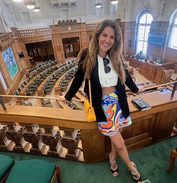 Mecliste Catwalk Yaptı! Görenler Şaştı Kaldı