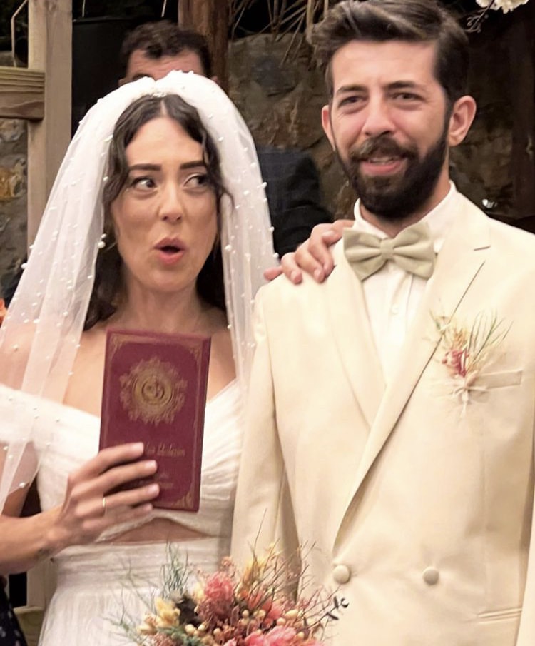Ünlü Oyuncu Nikah Masasına Oturdu