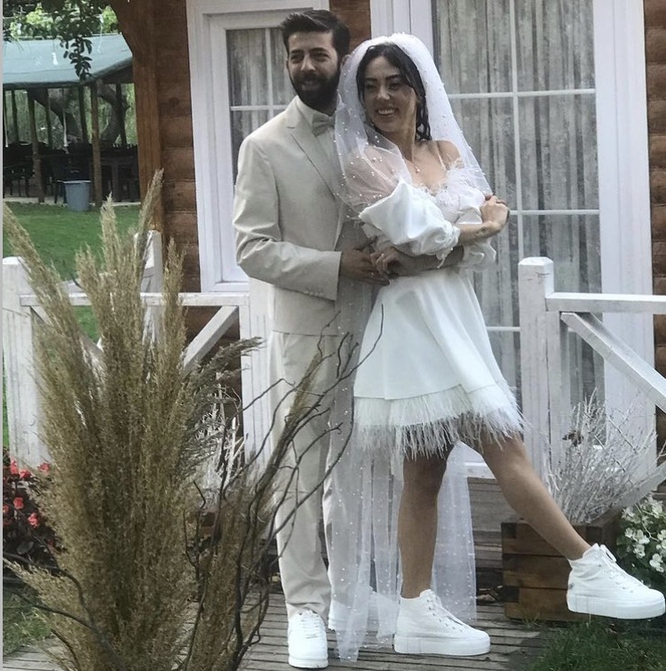 Ünlü Oyuncu Nikah Masasına Oturdu