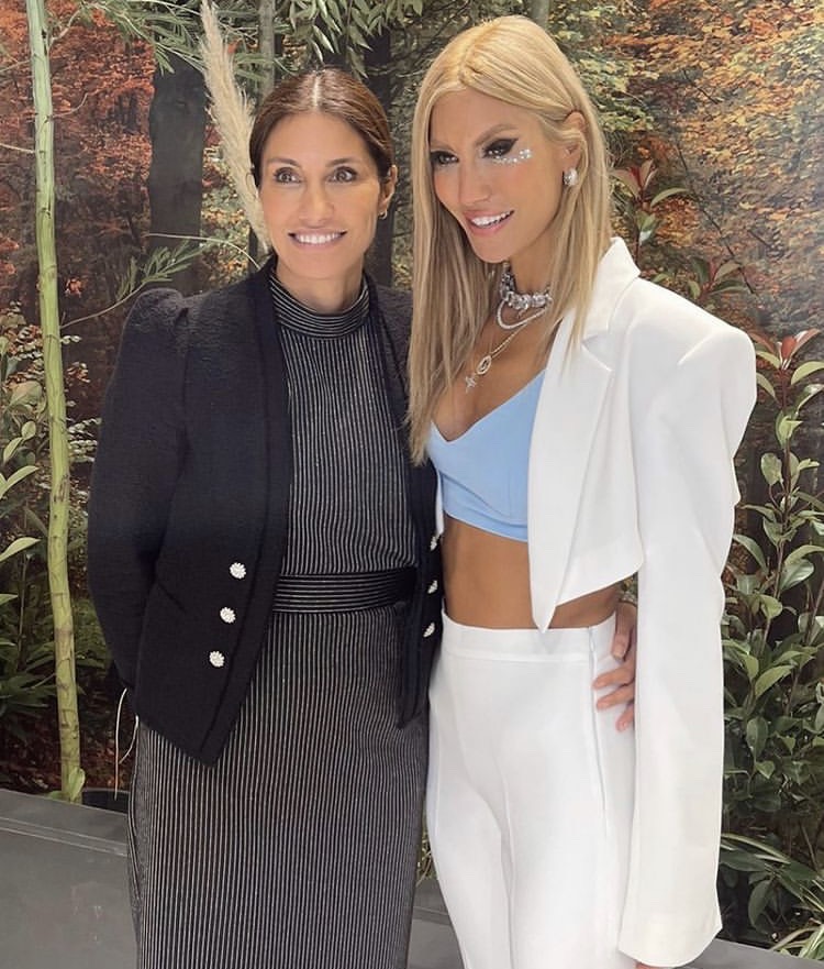 Çağla Şıkel&#39;in Ablasını Görenler Şaştı Kaldı!