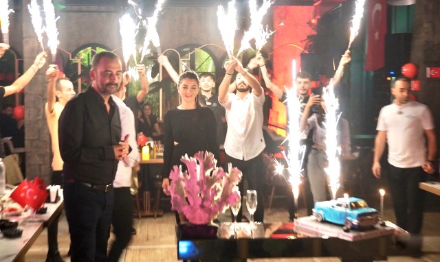 Oryantelli doğum günü kutlaması