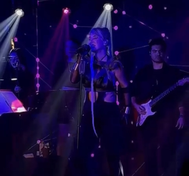 Hande Yener Sahnede Baygınlık Geçirdi