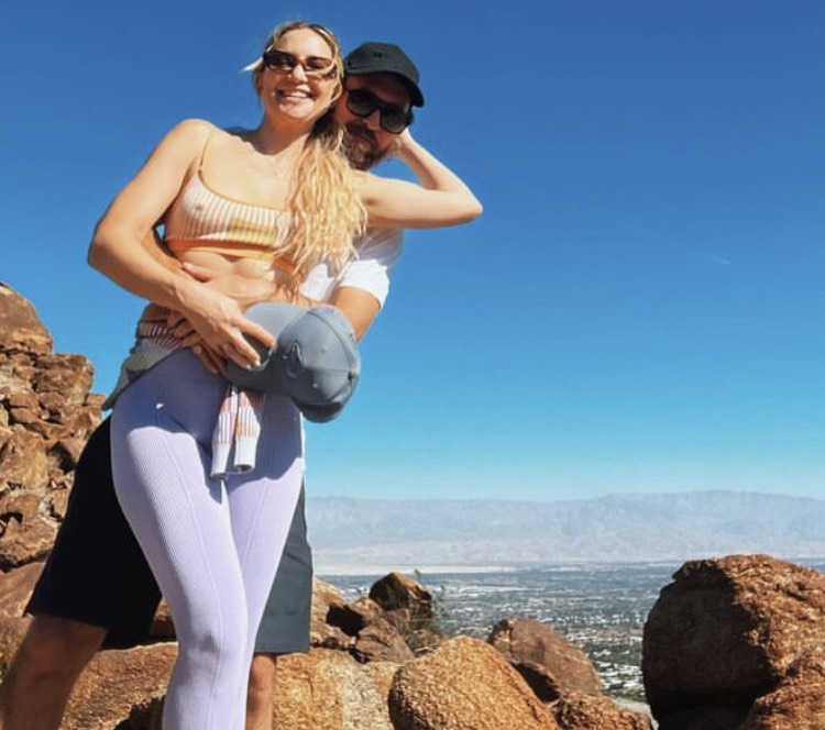 Sere Serpe Güneşlendi! Fiziğiyle Gençlere Taş Çıkarttı