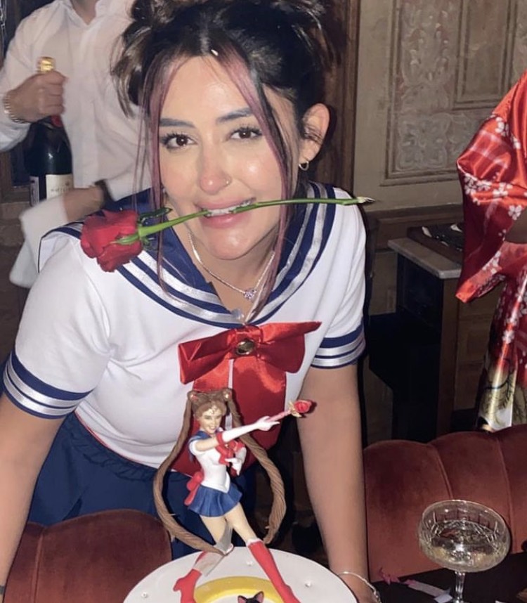 Kural Bozdu! Sevgilisiyle Fotoğrafını Paylaştı