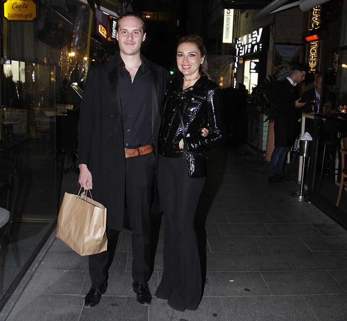 Genç Sevgilisiyle El Ele Görüntülendi!