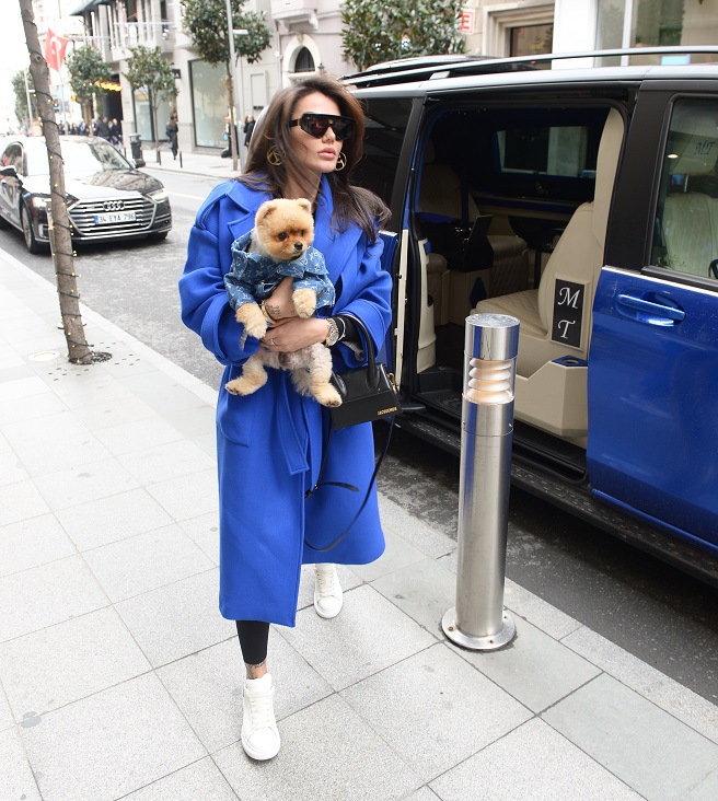 Morena Taraku Köpeğine Aldığı Kıyafetle Şaşırttı