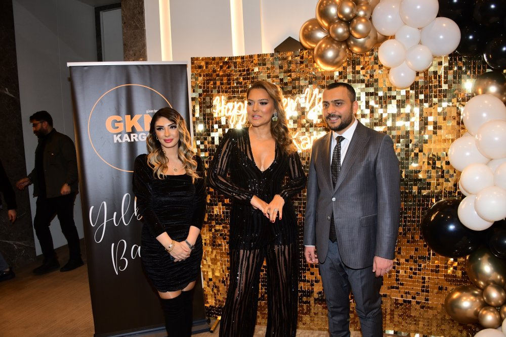 Demet Akalın: Sahnede Derli Toplu Giyinirsek Güzel Olur