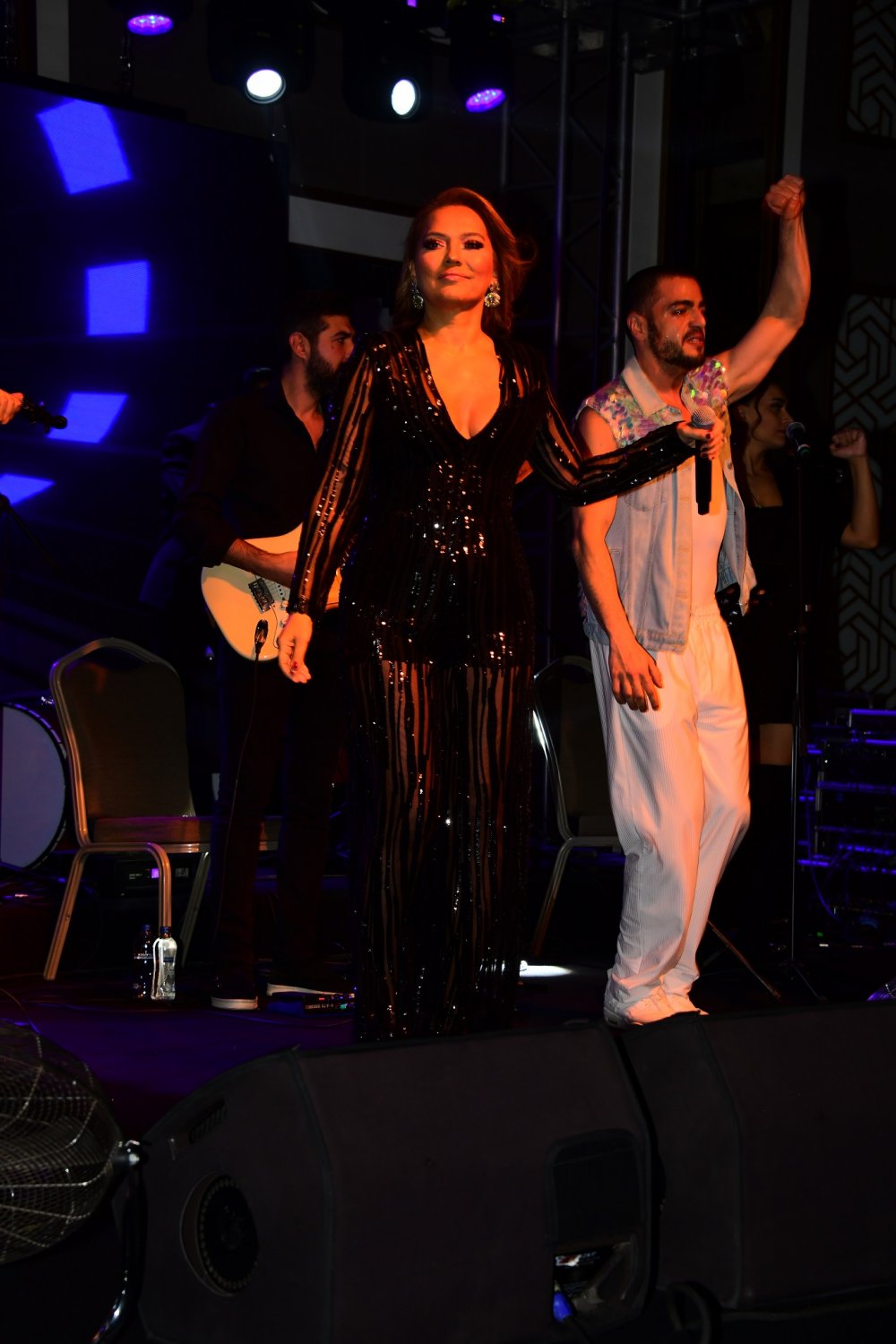 Demet Akalın: Sahnede Derli Toplu Giyinirsek Güzel Olur