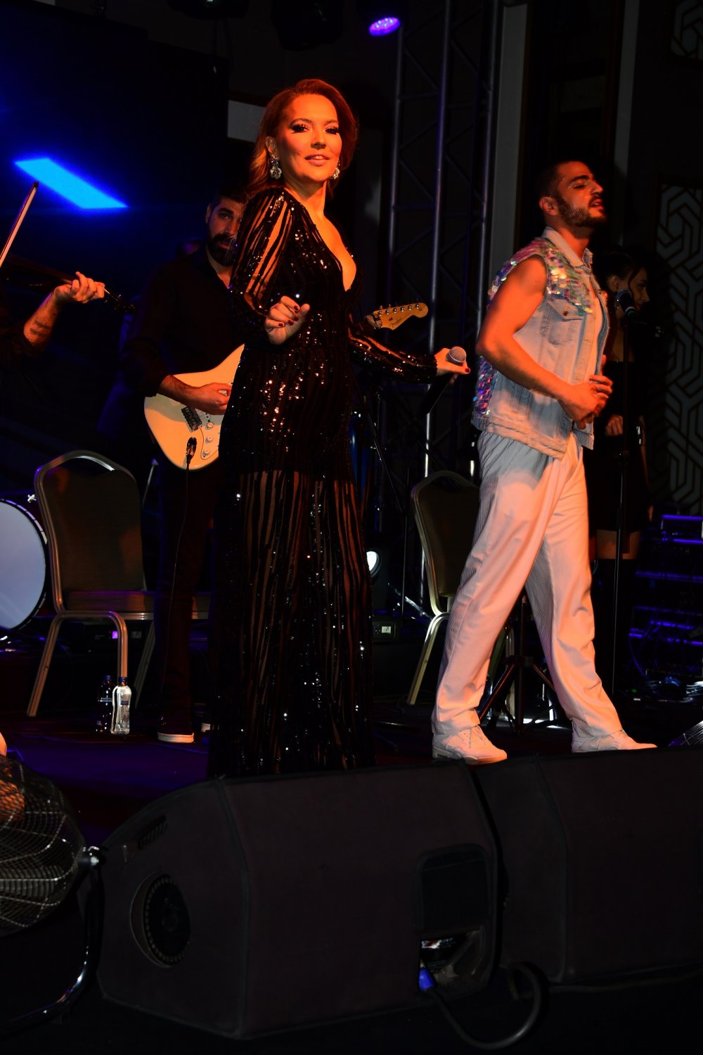 Demet Akalın: Sahnede Derli Toplu Giyinirsek Güzel Olur