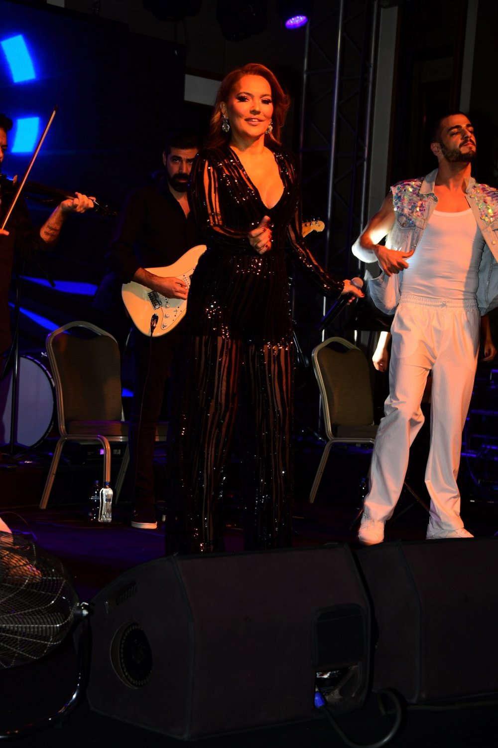 Demet Akalın: Sahnede Derli Toplu Giyinirsek Güzel Olur