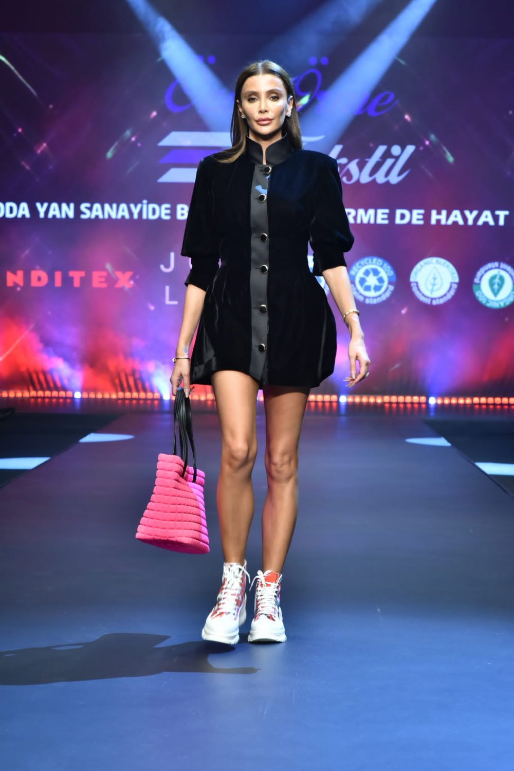 Aysaf Defilesine Özge Ulusoy Damgası!