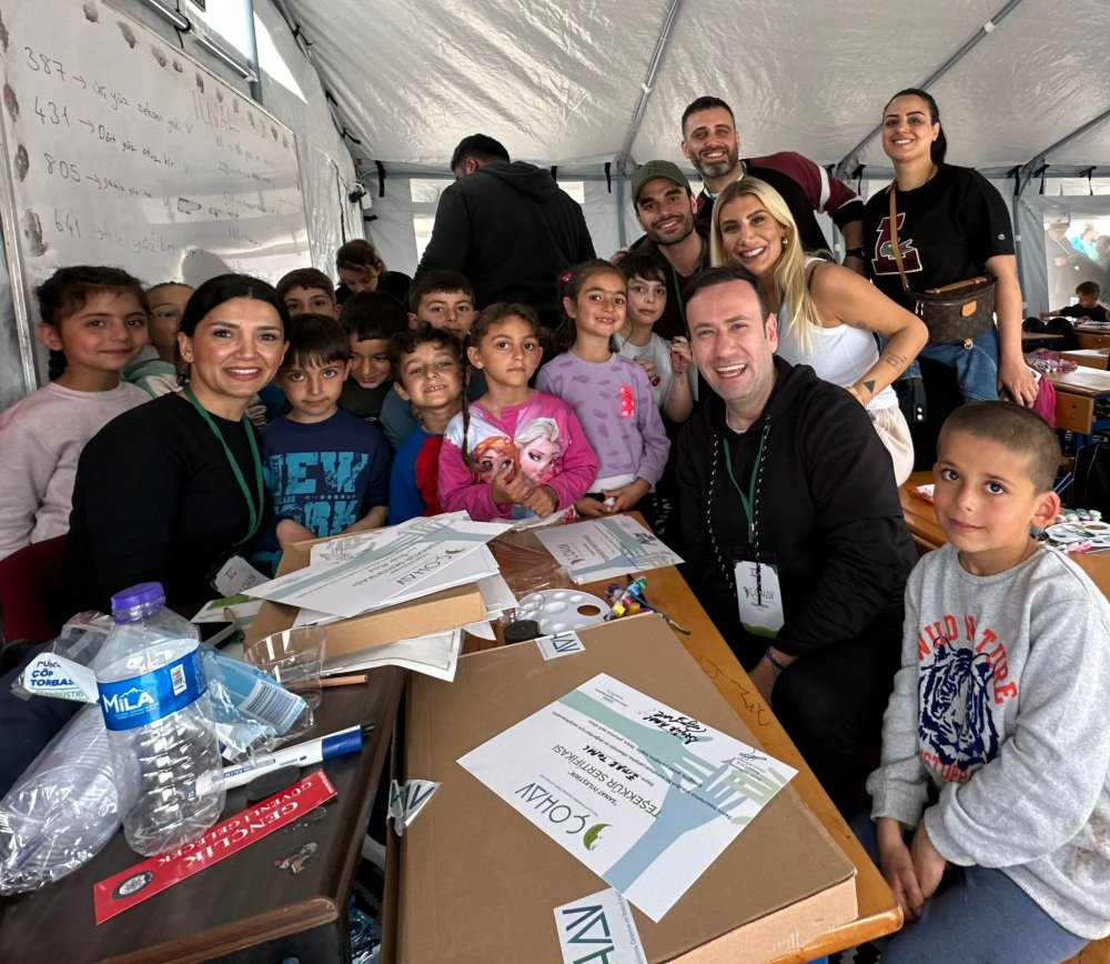 Yonca Evcimik, İrem Derici, Atakan Işıktutan ve Özgür Aras 400 Çocukla Resim Yaptı!