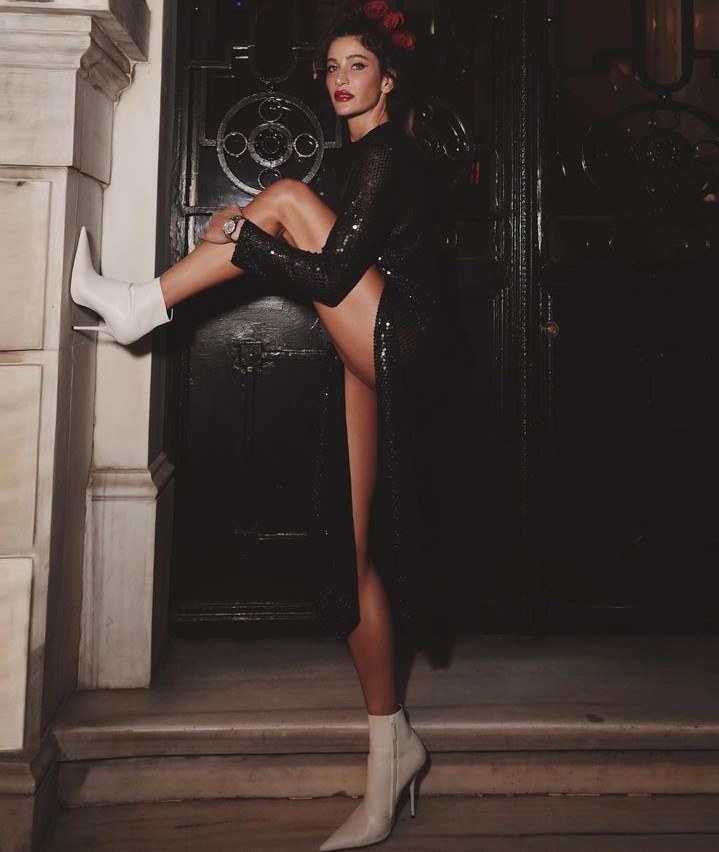 Berrak Tüzünataç Fotoğraflarıyla Sosyal Medyayı Salladı