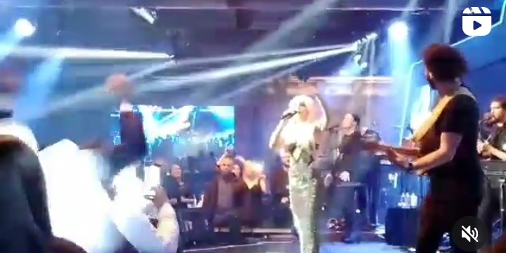 Gülşen Seyircilere Sordu: Aranızda Emniyetten Kimse Var Mı?