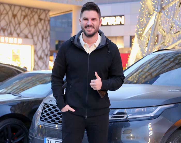 Sevenlerine Müjdeli Haberi Verdi