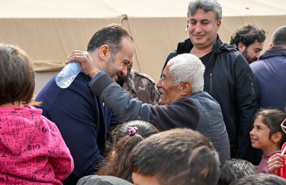 Al Sancak ve Gönül Dağı Dizisi Oyuncuları Deprem Bölgesine Gitti