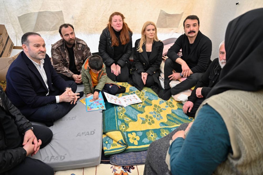 Al Sancak ve Gönül Dağı Dizisi Oyuncuları Deprem Bölgesine Gitti