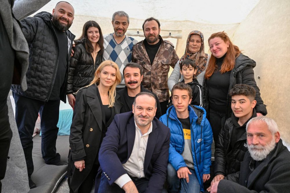 Al Sancak ve Gönül Dağı Dizisi Oyuncuları Deprem Bölgesine Gitti