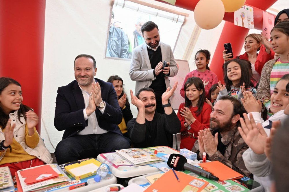 Al Sancak ve Gönül Dağı Dizisi Oyuncuları Deprem Bölgesine Gitti