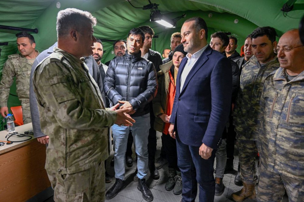 Al Sancak ve Gönül Dağı Dizisi Oyuncuları Deprem Bölgesine Gitti