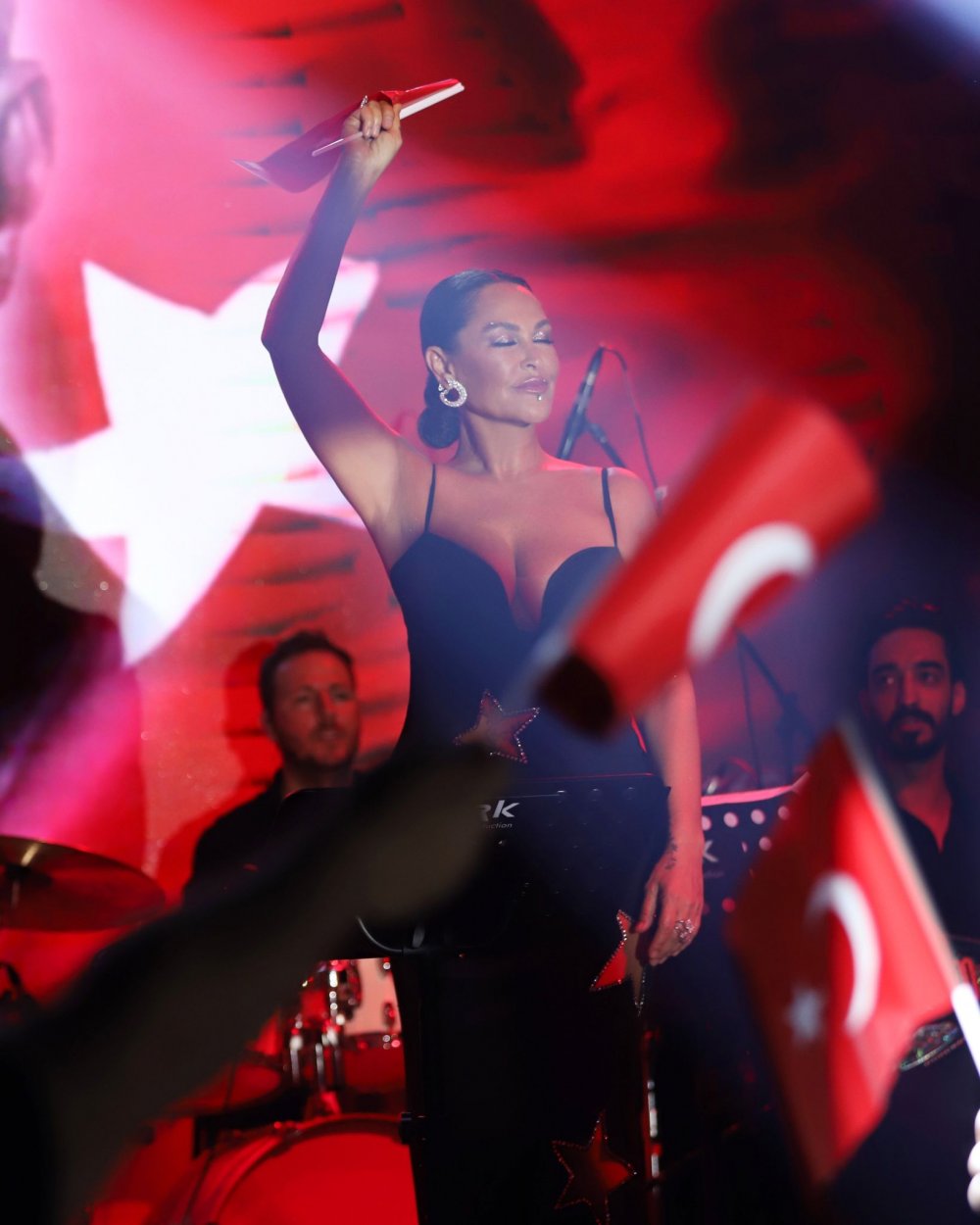 Hülya Avşar Cumhuriyet Bayramını sahnede kutladı