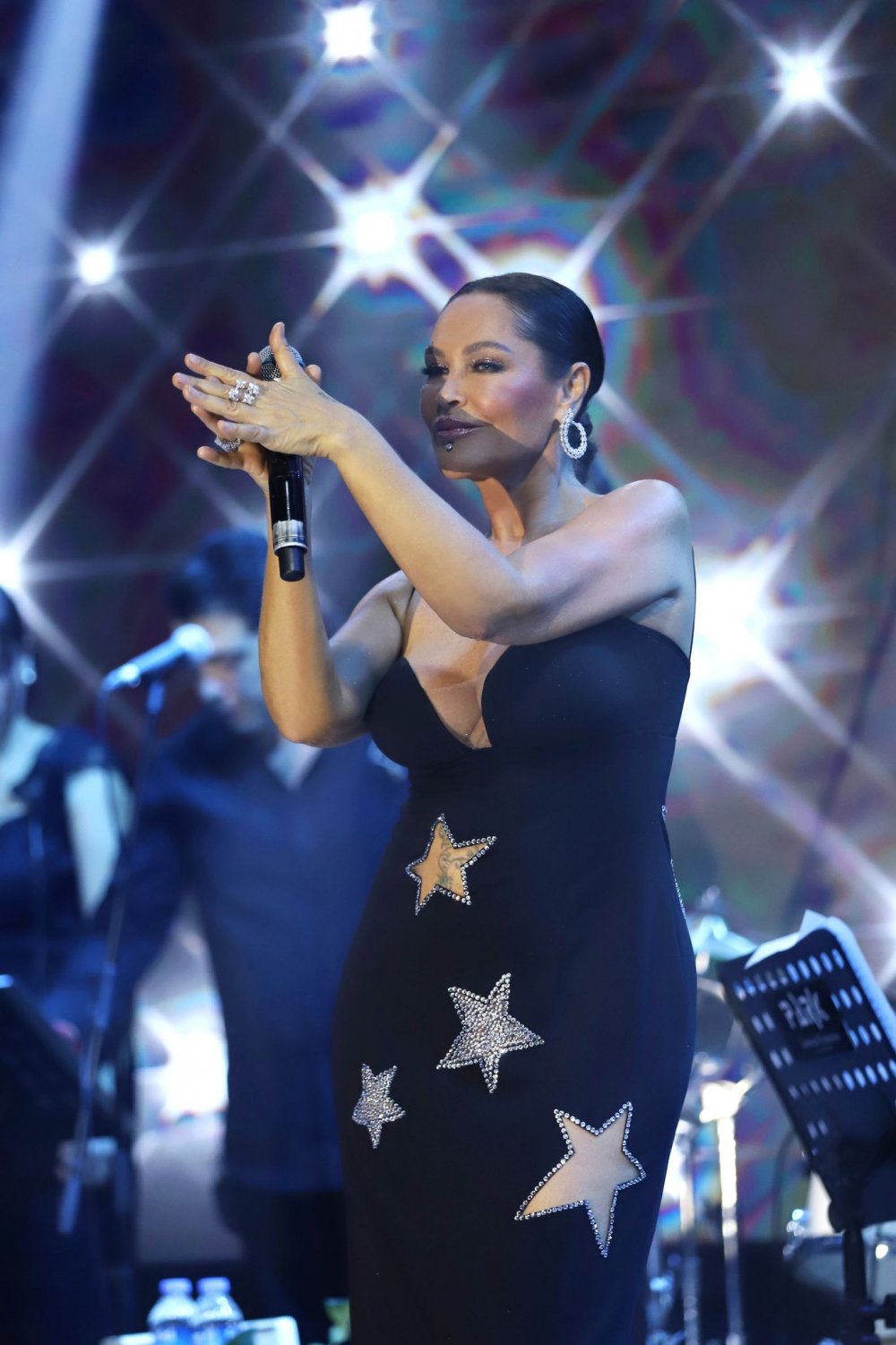 Hülya Avşar Cumhuriyet Bayramını sahnede kutladı