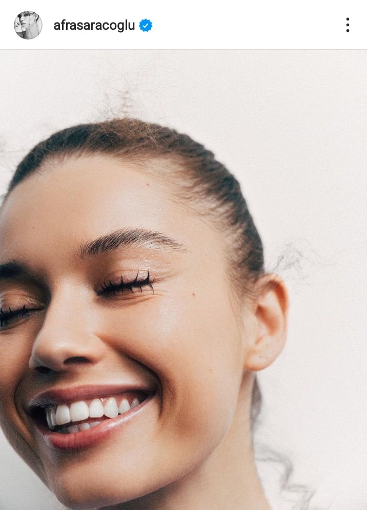 Afra Saraçoğlu&#039;nun Çocukluk Fotoğrafı Sosyal Medyayı Salladı